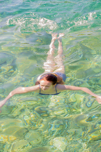 Nuori tyttö ui meressä
 - Valokuva, kuva