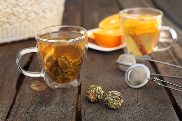 Té verde floreciente. Una flor de té verde se elabora en un vaso transparente
. - Foto, imagen