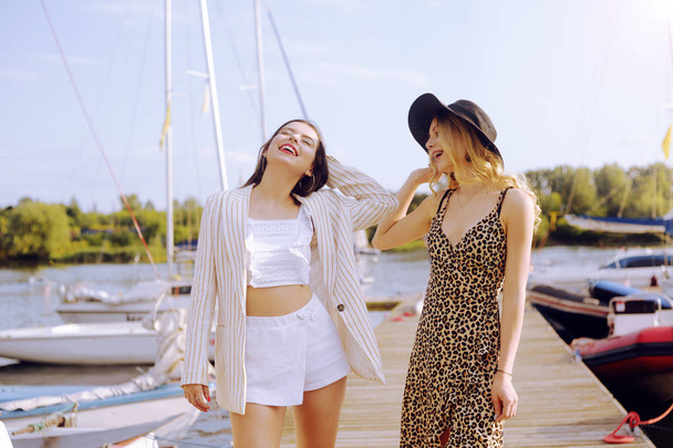 Dvě dívky na pozadí jachty, plachetní čluny se usmívají, já - Fotografie, Obrázek