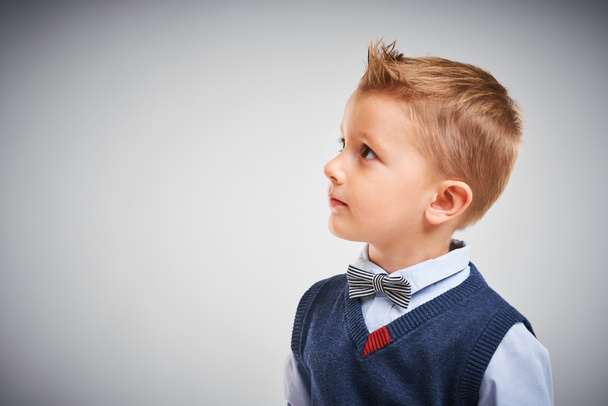Portrait d'un garçon de 4 ans posant sur du blanc
 - Photo, image