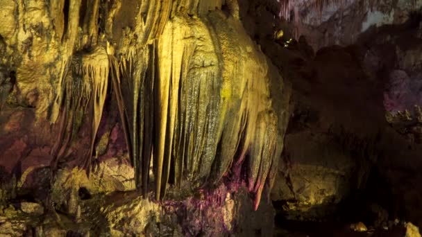 Prometheus Cave (Kumistavi) je krasová jeskyně nacházející se nedaleko města Tskhaltubo v historické oblasti Imereti v západní Gruzii. - Záběry, video