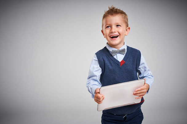 Retrato de um menino de 4 anos posando sobre branco
 - Foto, Imagem