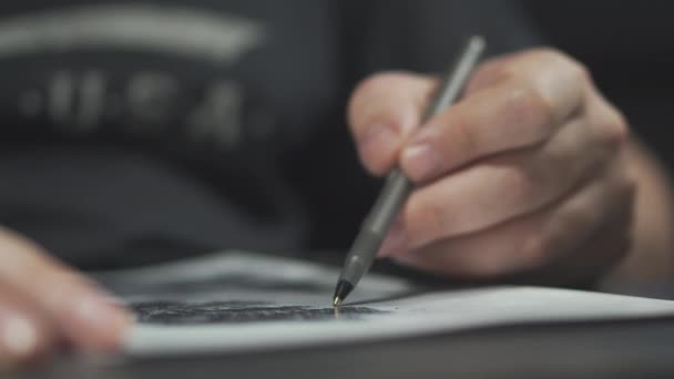 Mens mão desenha em papel branco com uma caneta esferográfica
. - Filmagem, Vídeo
