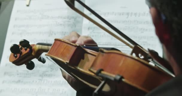 Muzyk grający na skrzypcach podczas próby klasycznej muzyki przed koncertem - Materiał filmowy, wideo