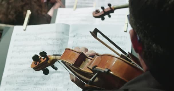 Músico tocando el violín durante un ensayo de música clásica antes de un concierto
 - Imágenes, Vídeo