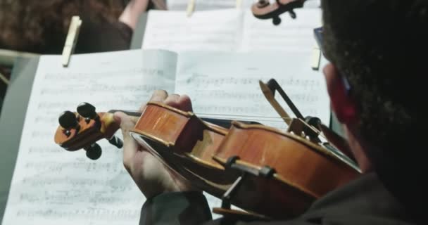 Viulua soittava muusikko klassisen musiikin harjoituksissa ennen konserttia
 - Materiaali, video