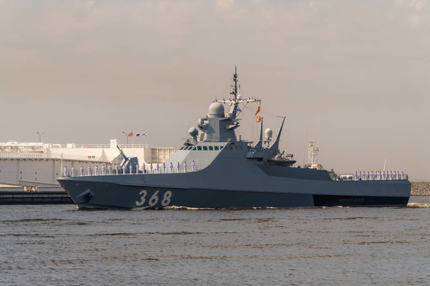 El nuevo barco patrulla pasa a lo largo de Kronstadt durante la celebración del Día de la Marina. 28 julio 2019
. - Foto, Imagen