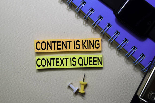 El contenido es King. Contexto Es Queen texto en notas adhesivas aisladas en escritorio de la oficina
 - Foto, Imagen