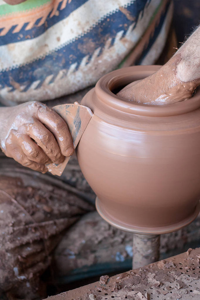 taller de cerámica - el hombre hace una olla de arcilla en un alfarero wh
 - Foto, imagen