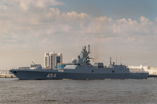 Під час святкування дня ВМС військовий фрегат проходить уздовж Кронштадта. 28 липня 2019. - Фото, зображення