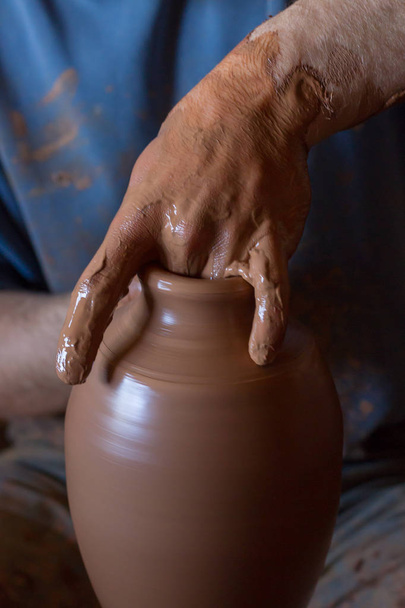 taller de cerámica - el hombre hace una olla de arcilla en un alfarero wh
 - Foto, Imagen