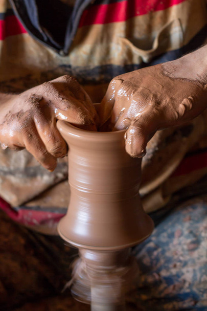 laboratorio di ceramica - l'uomo fa una pentola di argilla sul wh di un vasaio
 - Foto, immagini