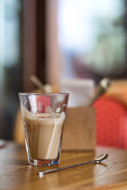 Nagy csésze kávé latte egy asztalon - Fotó, kép