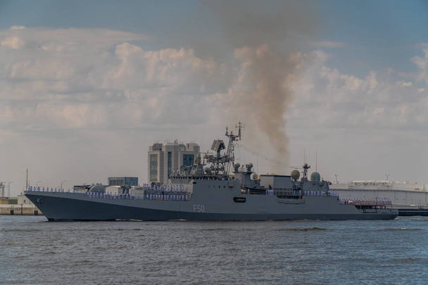 Kiinan laivaston hävittäjä kulkee pitkin Kronstadtia laivaston päivän juhlan aikana. heinäkuuta 2019
. - Valokuva, kuva
