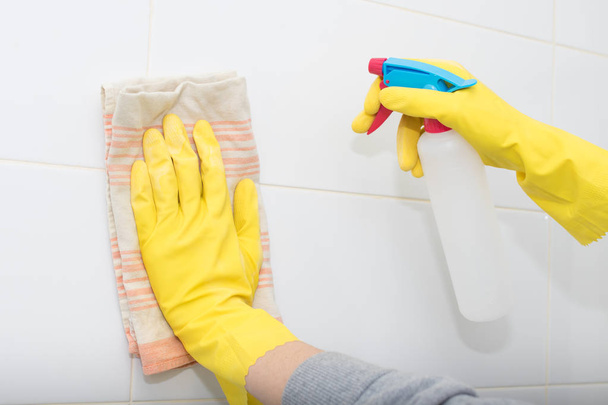 Hand mit Tuch und Spray reinigen - Foto, Bild