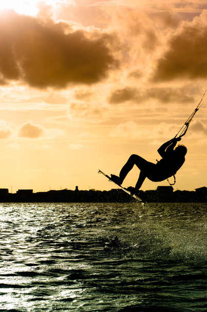 silueta kitesurfer létání - Fotografie, Obrázek