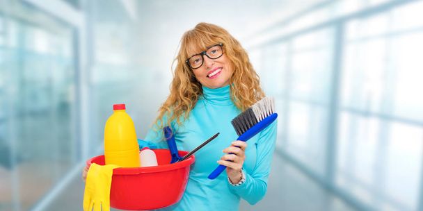 femme nettoyage dans le bureau avec des produits nettoyants
 - Photo, image