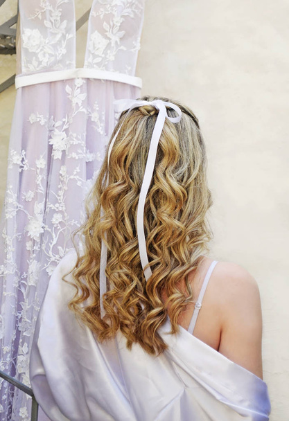 Bruids kapsel terug weergave-bruiloft Hair-mooie bruid met witte kwast-bruiloft stijl - Foto, afbeelding