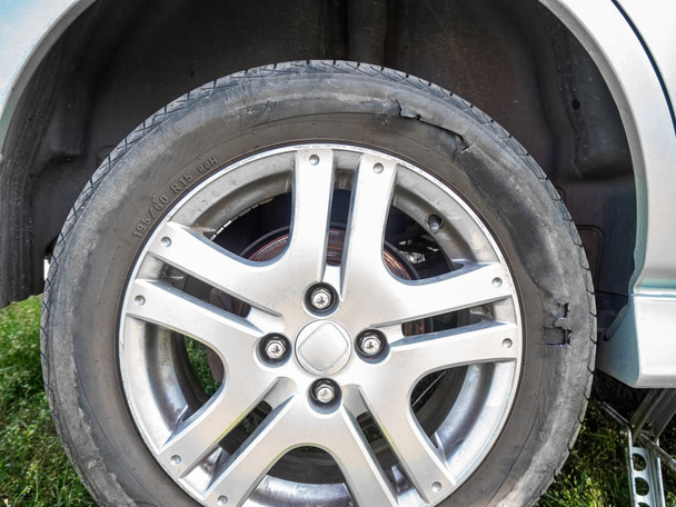 Neumático de coche dañado con un agujero
 - Foto, imagen