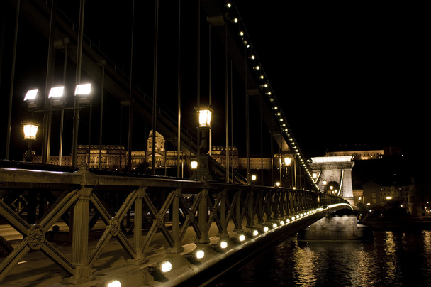 The Chain Bridge in Budapest at night. Sightseeing in Hungary. - Foto, Bild