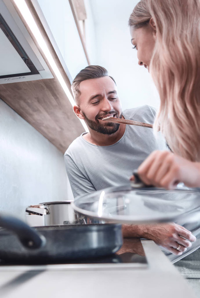 young husband and wife cook dinner together - Foto, immagini