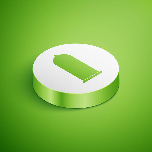 Izometryczny prezerwatywy bezpieczny seks ikona izolowane na zielonym tle. Bezpieczny symbol miłości. Metoda antykoncepcji dla mężczyzn. Przycisk biały okrąg. Ilustracja wektorowa - Wektor, obraz