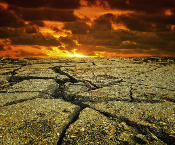 Закат на жарком сухом ландшафте
 - Фото, изображение
