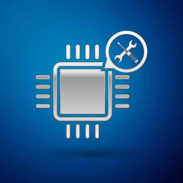 Stříbrný procesor s ikonou šroubováku a klíče izolované na modrém pozadí. Seřízení, servis, nastavení, údržba, opravy, upevnění. Vektorová ilustrace - Vektor, obrázek