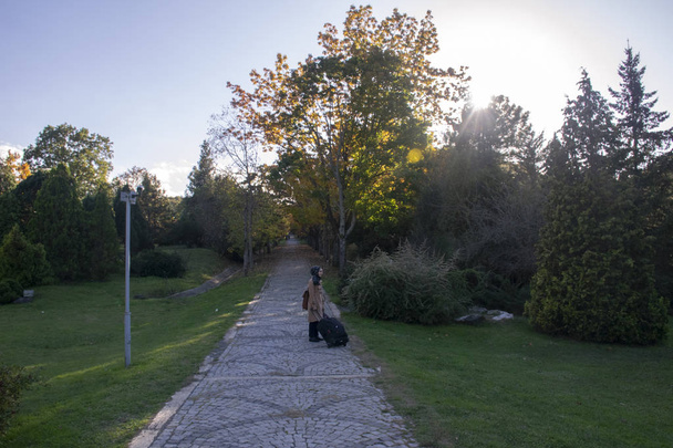 Dziewczyna z torebką na ścieżce leśnej. Zdjęcie zrobione 31 października 2017, Istanbul, Turcja - Zdjęcie, obraz