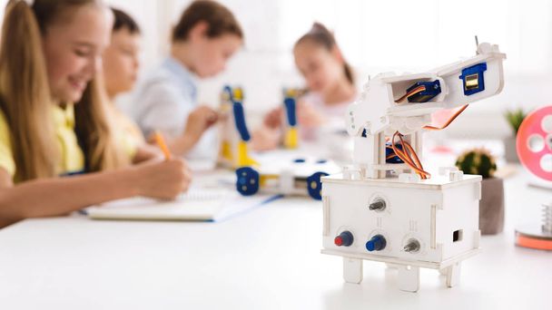 Дети учатся в классе с роботом на переднем плане
 - Фото, изображение
