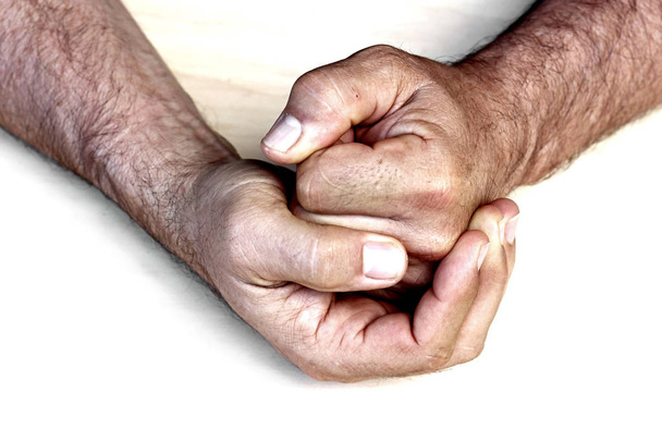 Un hombre aprieta su mano a su puño. Rabia, ira, violencia, agresión
 - Foto, Imagen