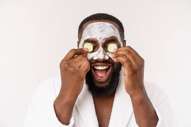 divertido hombre riendo con máscara lleva un estilo de vida saludable, regocijándose en los procedimientos de la mañana. emoción positiva en la mañana
. - Foto, imagen