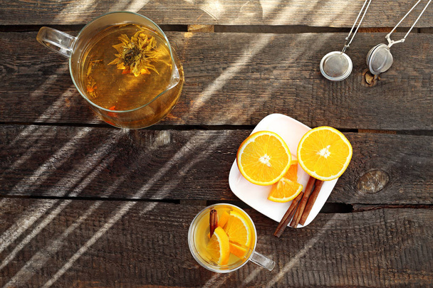 Groene thee. Bloeiende groene thee met sinaasappel, een glas warme aromatische drank. - Foto, afbeelding