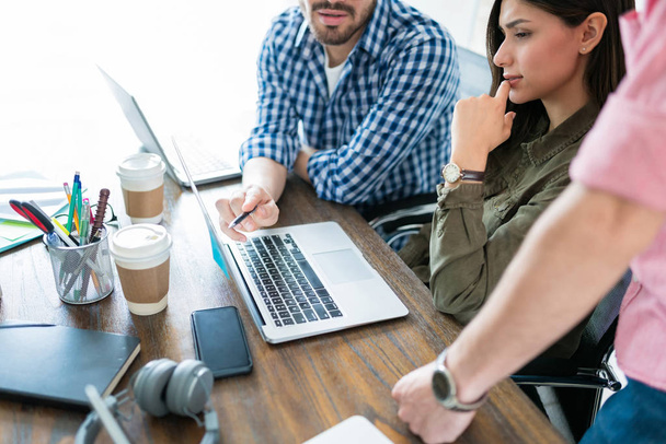 Üzleti munkatársak megbeszélése laptop, miközben tervez együtt ülésén az irodában - Fotó, kép