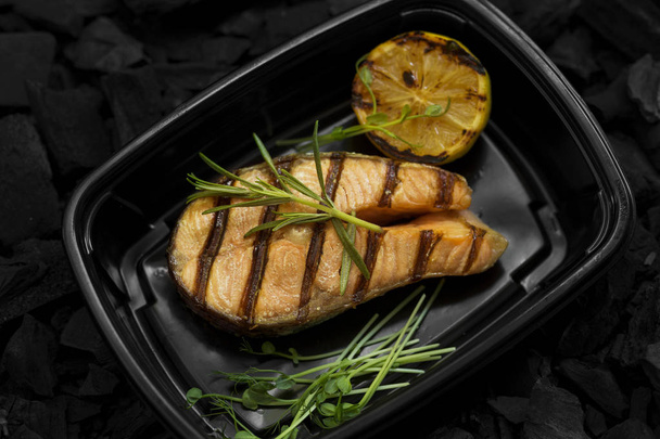 Carvão peixe preparado para uma nutrição saudável em caixa de levar
 - Foto, Imagem
