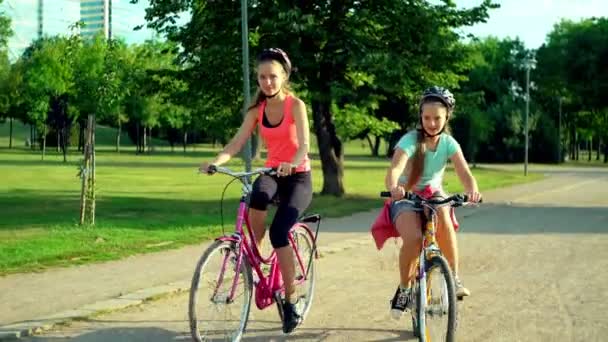 Dzieci w kasku na rowerze przez Cycleway w parku letnim - Materiał filmowy, wideo