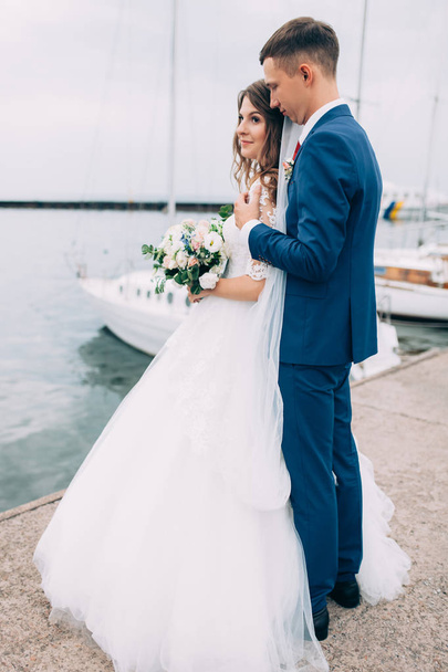 Wedding couple on the yacht, lovers posing on the yacht - Fotoğraf, Görsel