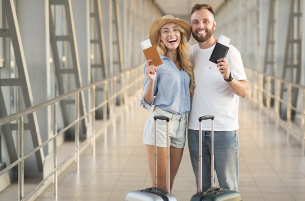 Concept de voyage. Couple aimant tenant des passeports avec des billets
 - Photo, image