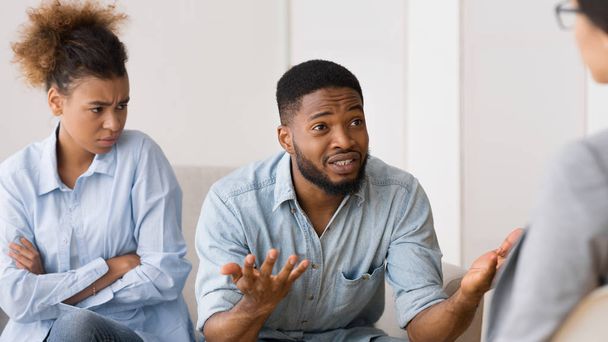 Афроамериканская пара разговаривает с психологом во время сеанса терапии
 - Фото, изображение