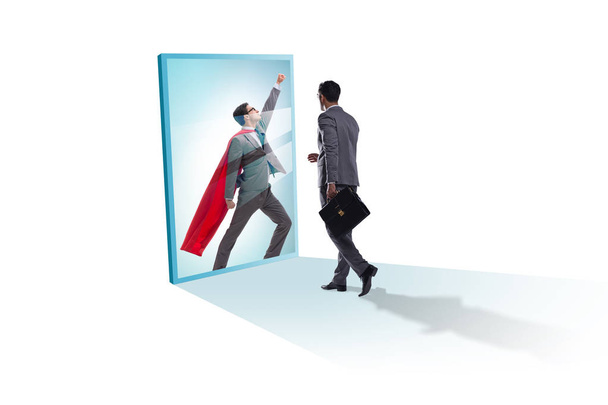 Empresario viéndose a sí mismo en el espejo como superhéroe - Foto, imagen