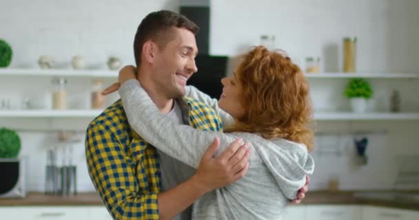 Młody mężczyzna i kobieta przytulają się nawzajem - Materiał filmowy, wideo