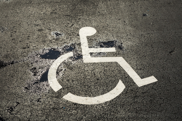 pysäköintialueen vammainen kyltti
 - Valokuva, kuva