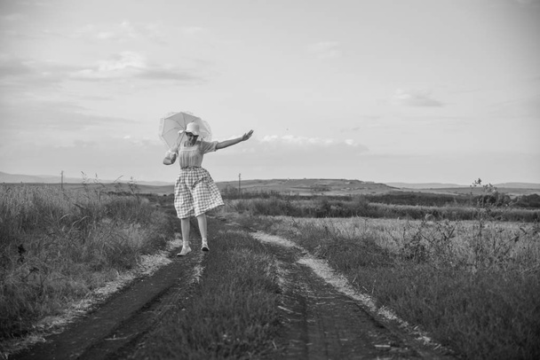 Girl  in a field of wheat - Zdjęcie, obraz