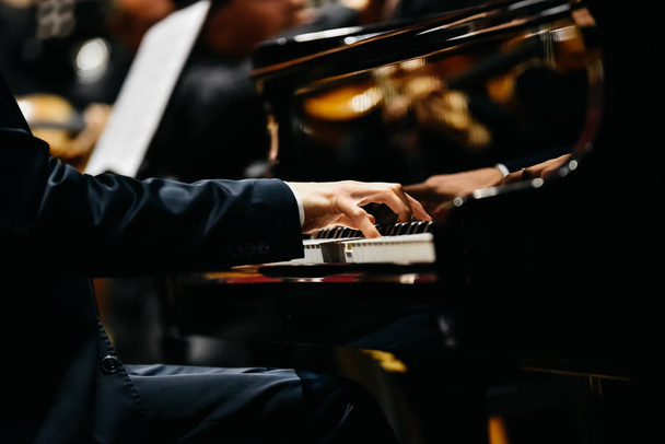 Pianista suonare un pezzo su un pianoforte a coda in un concerto, visto da
 - Foto, immagini