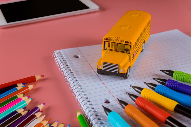 De volta ao conceito de escola, ônibus escolar em caderno e lápis
 - Foto, Imagem