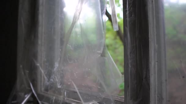 Παλιό σπασμένο παράθυρο με λωρίδες πλαστικού που φτερουγίζουν αργά το καλοκαίρι σε αργή κίνηση - Πλάνα, βίντεο