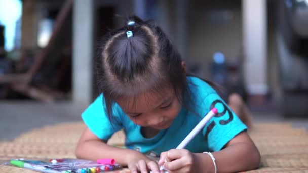 Kız mutlu onları göstermeden önce anne ve babasını çizmek için sihirli renk kullanır - Video, Çekim
