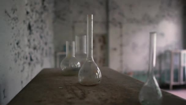 古い化学フラスコと汚れたチューブは、スローモの部屋の汚れたキャビンにあります - 映像、動画