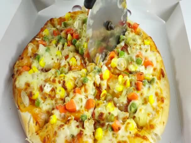 Řeže sýr Pizza mozzarella na krabici na pizzu, koncept jídla. - Záběry, video