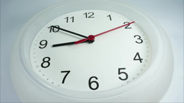 Nueve en punto Hora de inicio de trabajo, Primer plano Reloj de pared blanco sobre fondo blanco, Reloj Time Lapse caminar 15 minutos
. - Imágenes, Vídeo